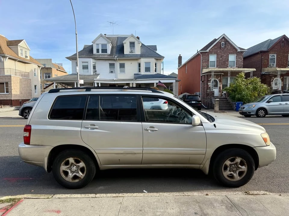 2005 Toyota Highlander - Image 2 of 11