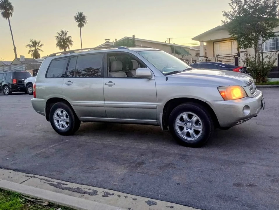 2005 Toyota Highlander - Image 2 of 11