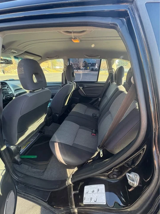2005 Toyota RAV4 2nd Gen - Image 9 of 11