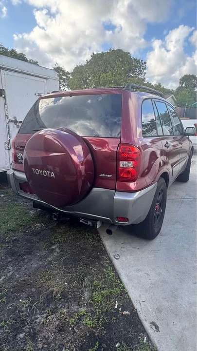 2005 Toyota RAV4 2nd Gen - Image 4 of 9