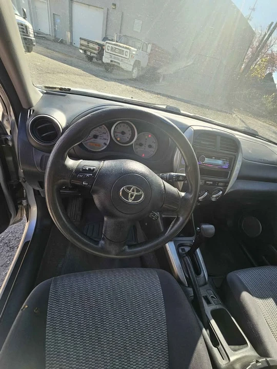 2005 Toyota RAV4 2nd Gen - Image 6 of 6