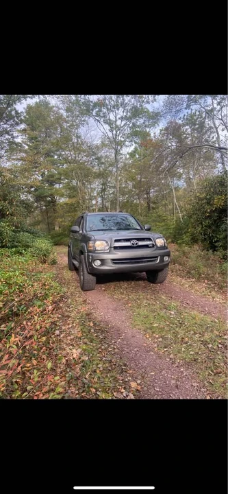 2005 Toyota Sequoia 1st Gen - Image 2 of 9