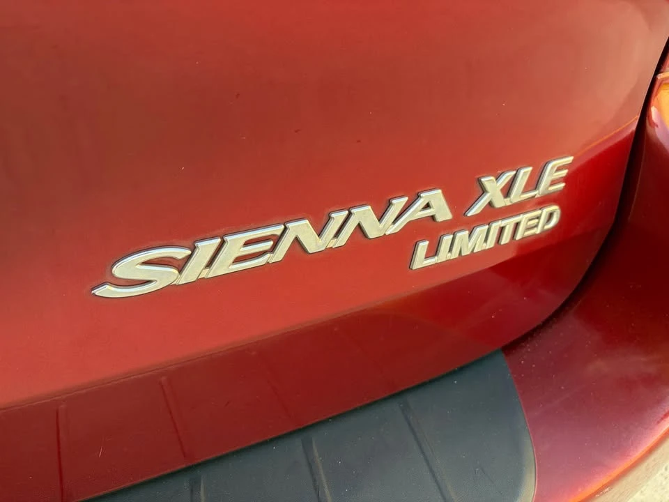 2005 Toyota Sienna 2nd Gen - Image 4 of 13