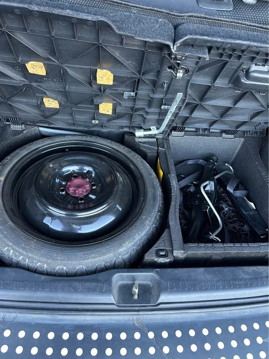 2005 Scion xB - Image 8 of 9
