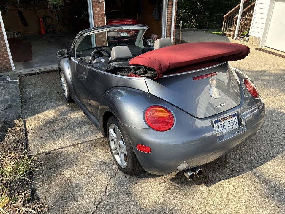 2005 Volkswagen New Beetle - Image 10 of 21