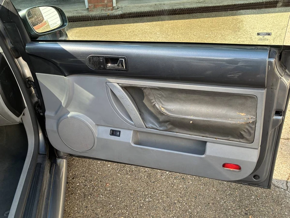 2005 Volkswagen New Beetle - Image 2 of 21