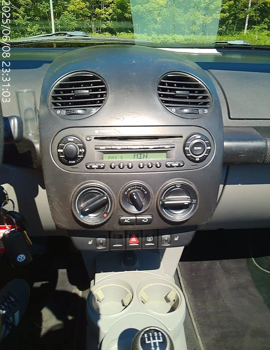 2005 Volkswagen New Beetle - Image 16 of 20