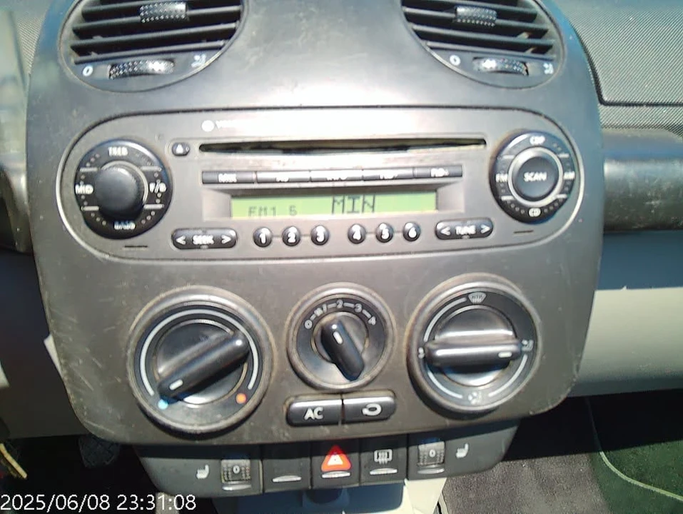 2005 Volkswagen New Beetle - Image 18 of 20