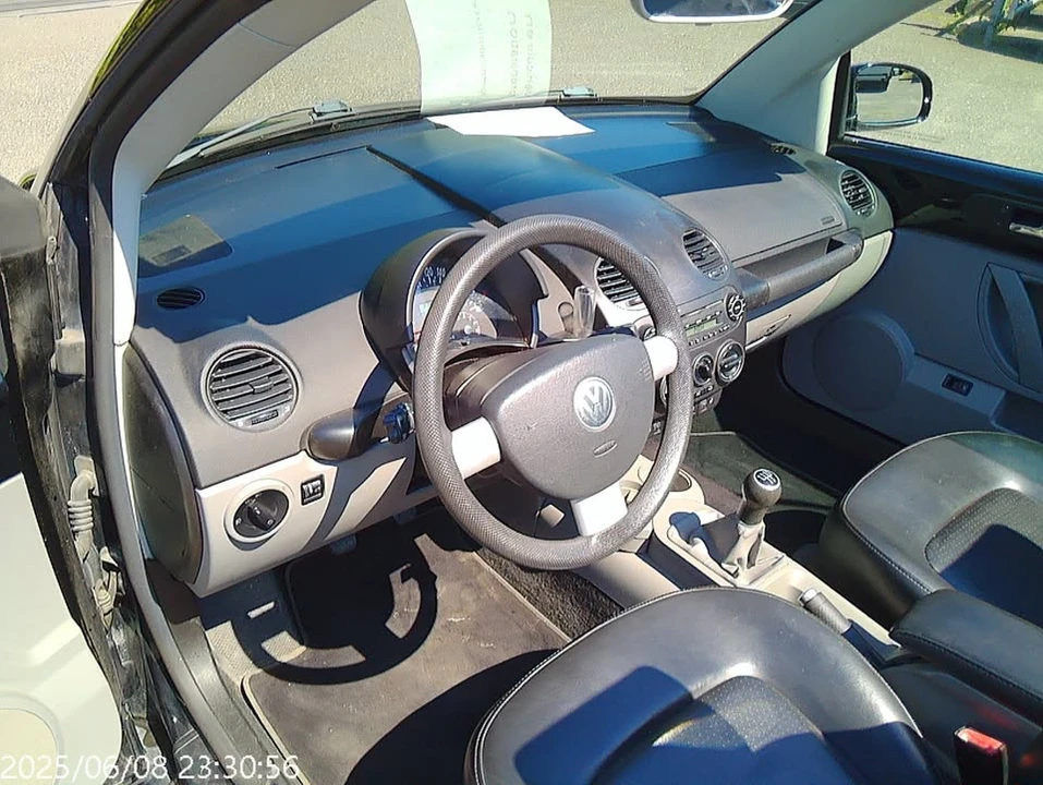2005 Volkswagen New Beetle - Image 12 of 20