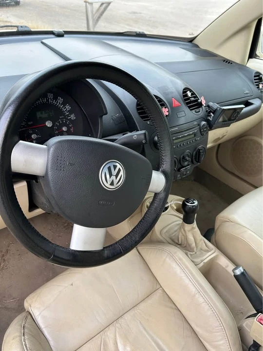2005 Volkswagen New Beetle - Image 6 of 12
