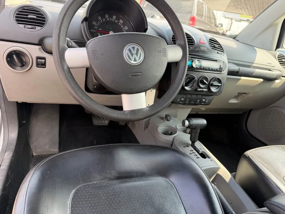 2005 Volkswagen New Beetle - Image 9 of 10