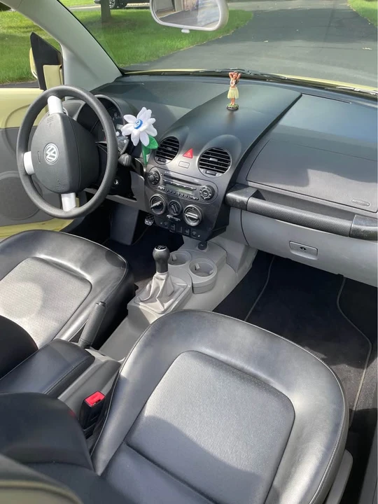 2005 Volkswagen New Beetle - Image 9 of 17