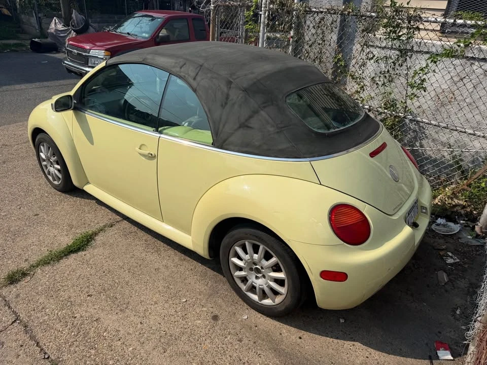 2005 Volkswagen New Beetle - Image 8 of 13