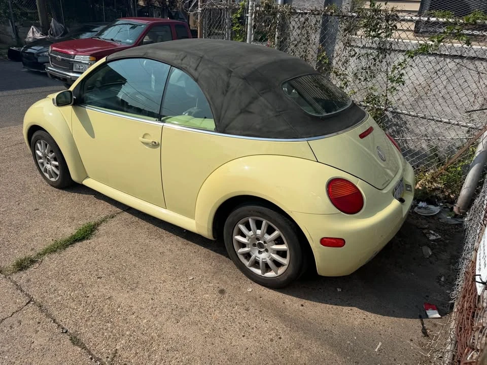 2005 Volkswagen New Beetle - Image 5 of 13