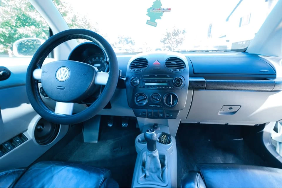 2005 Volkswagen New Beetle - Image 9 of 15
