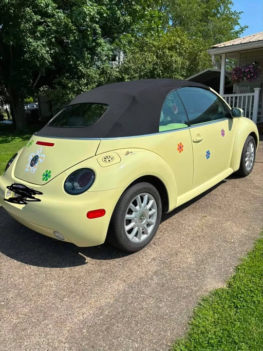 2005 Volkswagen New Beetle - Image 5 of 9