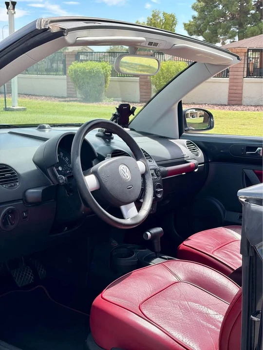 2005 Volkswagen New Beetle - Image 10 of 16