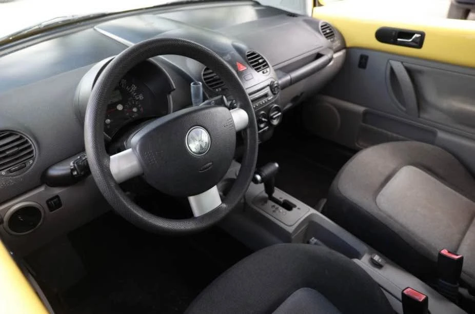 2005 Volkswagen New Beetle - Image 10 of 17