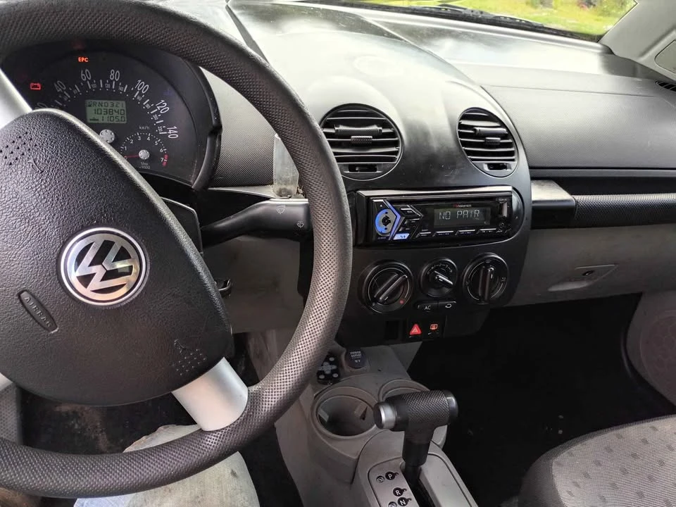 2005 Volkswagen New Beetle - Image 10 of 11