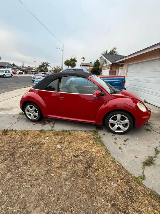 2005 Volkswagen New Beetle - Image 2 of 5