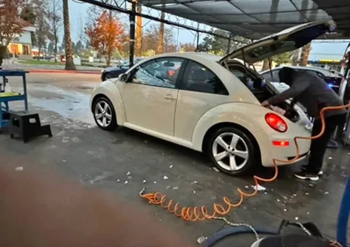 2005 Volkswagen Beetle 2.5L Hatchback 2D