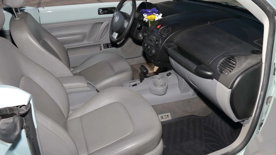2005 Volkswagen New Beetle - Image 5 of 12
