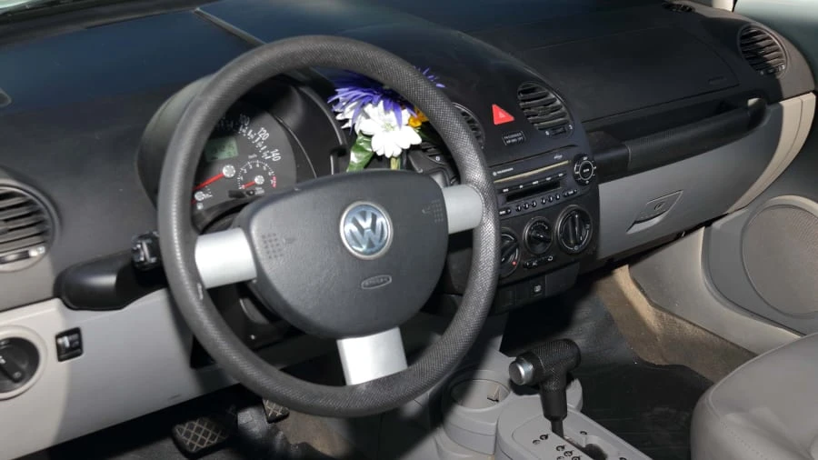 2005 Volkswagen New Beetle - Image 10 of 12