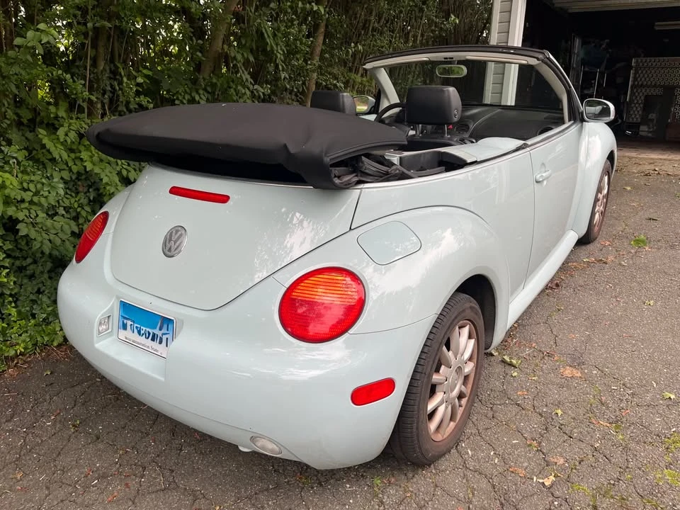 2005 Volkswagen New Beetle - Image 2 of 15