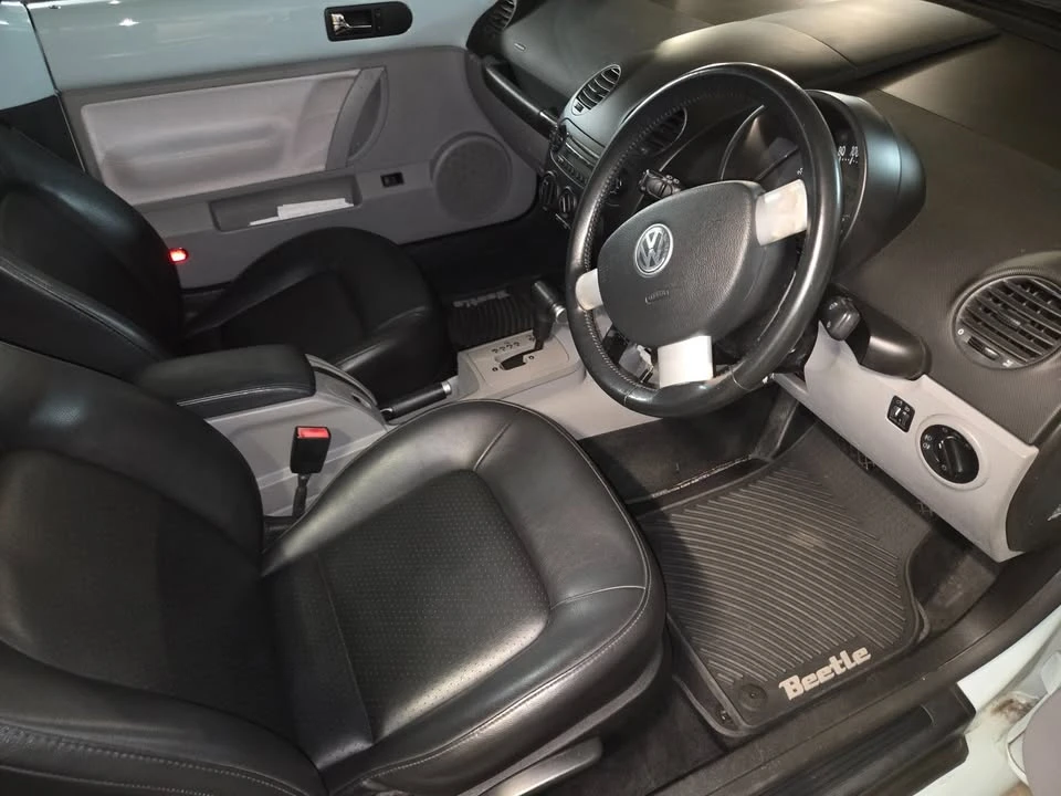 2005 Volkswagen New Beetle - Image 5 of 9