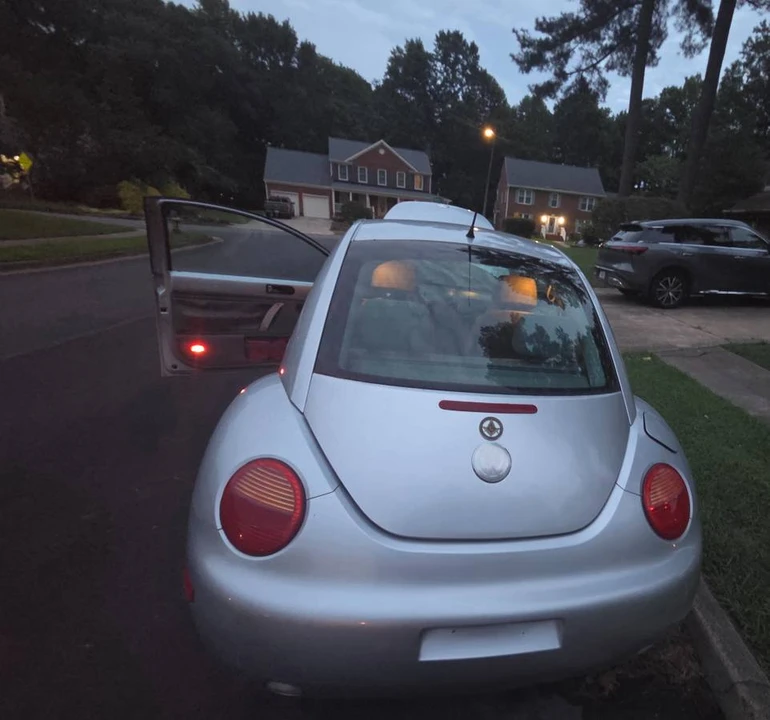 2005 Volkswagen New Beetle - Image 5 of 9