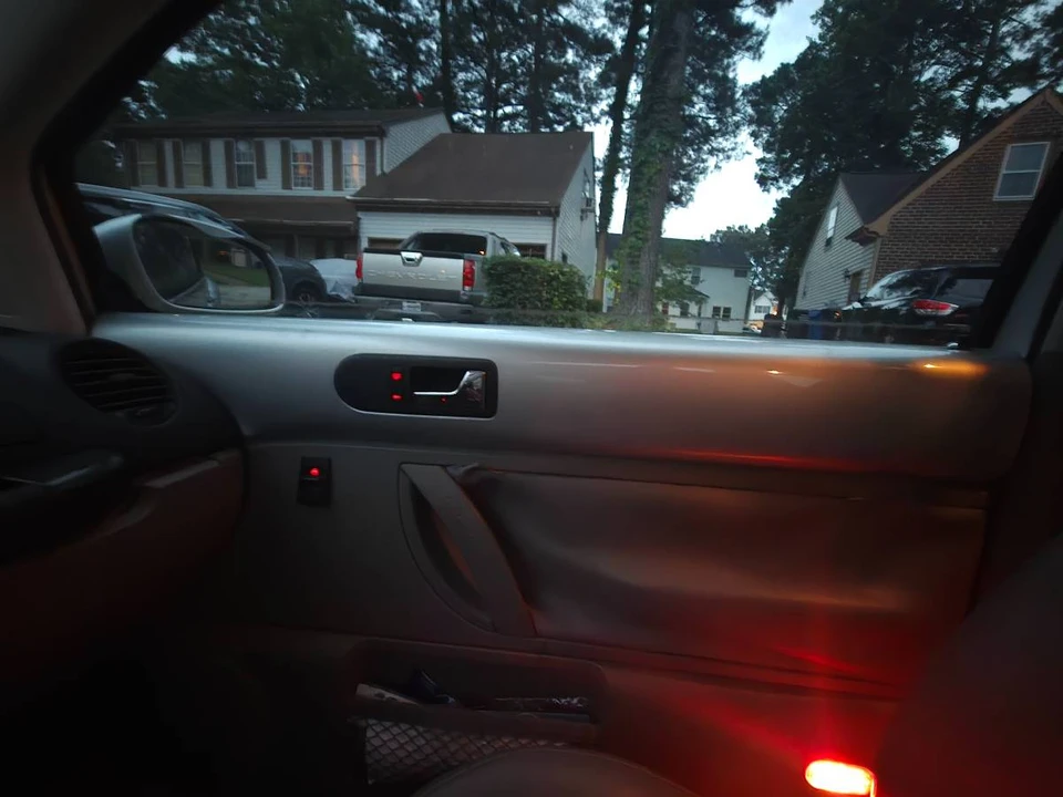 2005 Volkswagen New Beetle - Image 6 of 9