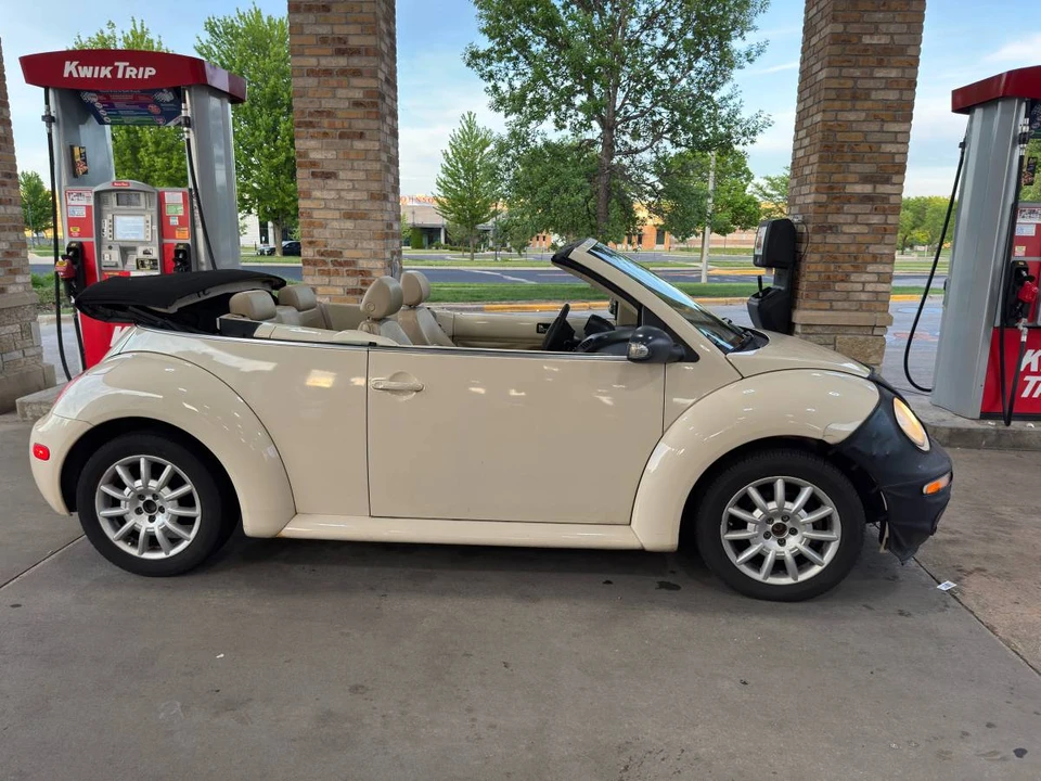 2005 Volkswagen New Beetle - Image 2 of 6