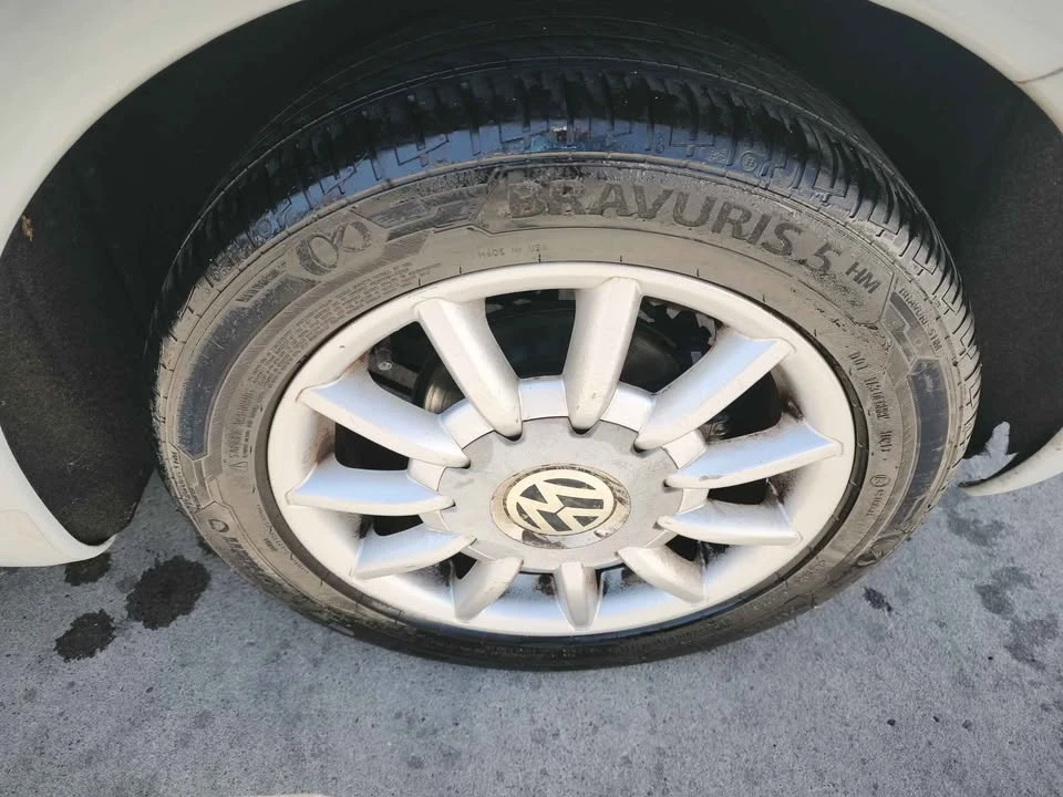 2005 Volkswagen New Beetle - Image 10 of 16