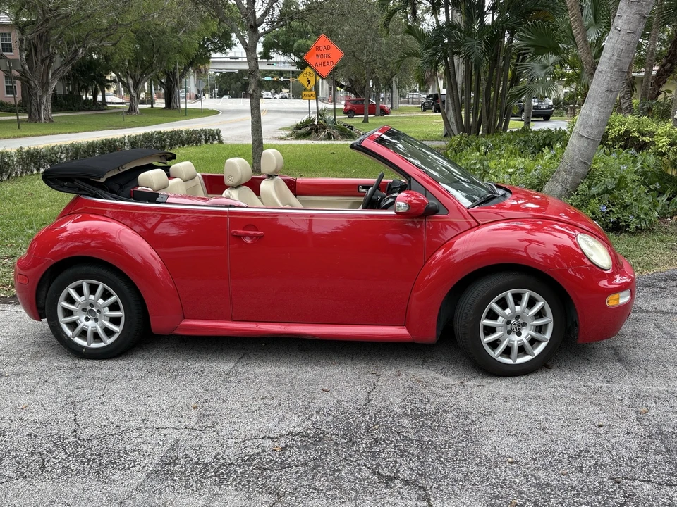 2005 Volkswagen New Beetle - Image 2 of 17