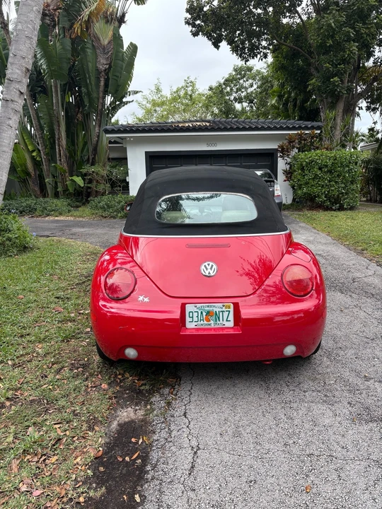 2005 Volkswagen New Beetle - Image 8 of 17
