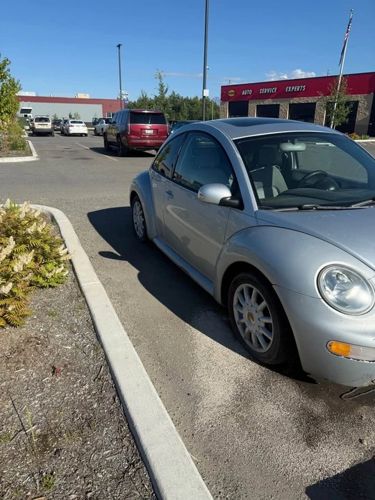 2005 Volkswagen New Beetle - Image 2 of 4