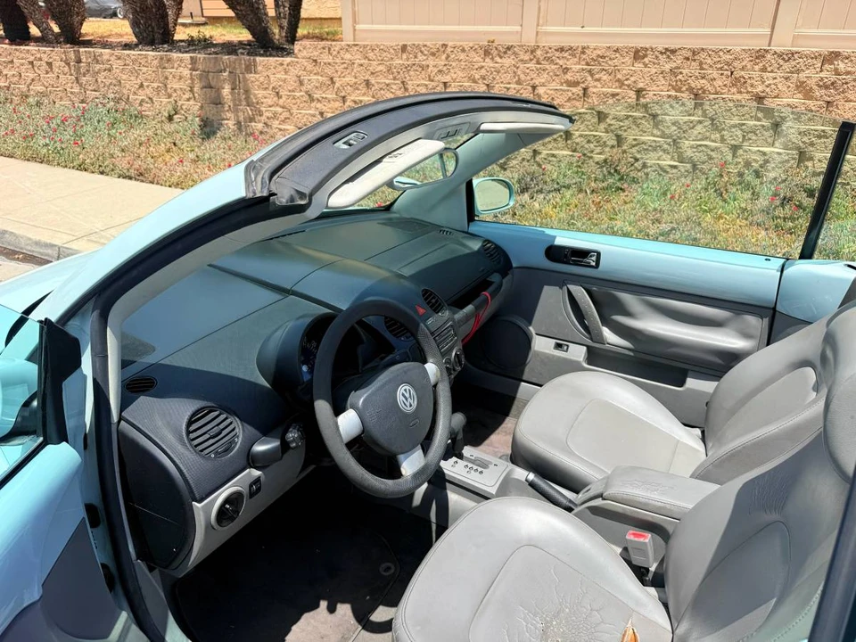 2005 Volkswagen New Beetle - Image 10 of 11