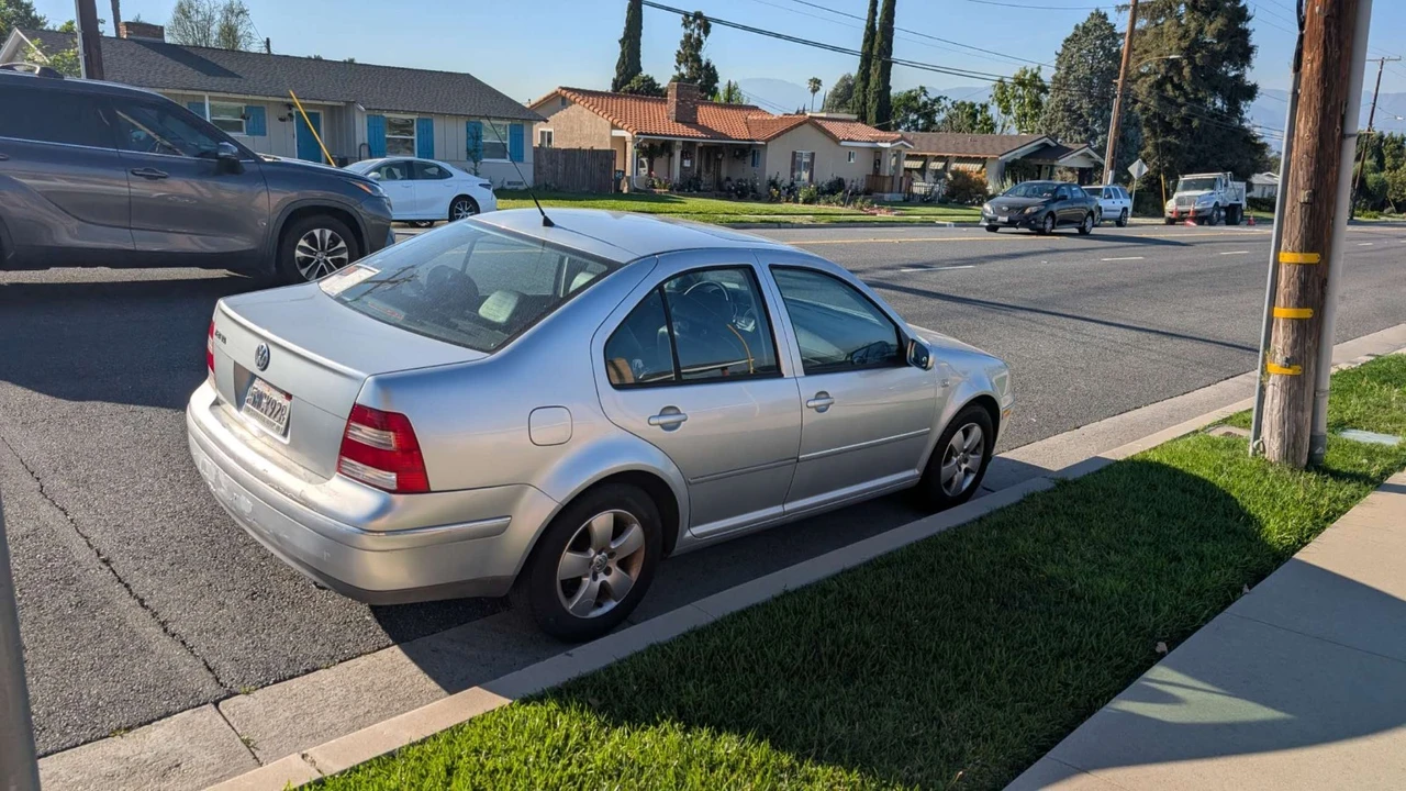 2005 Volkswagen A4 Jetta - Image 2 of 12