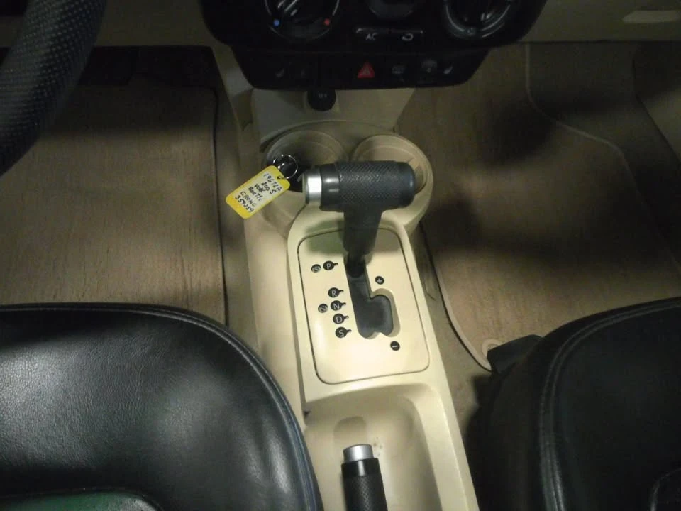 2005 Volkswagen New Beetle - Image 10 of 11