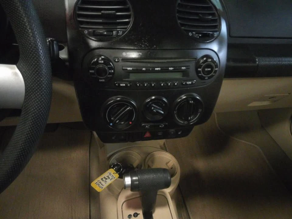 2005 Volkswagen New Beetle - Image 9 of 11