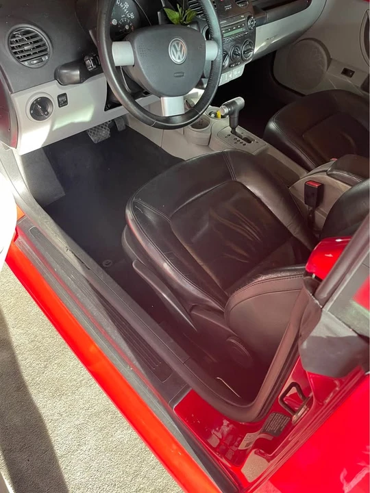 2005 Volkswagen New Beetle - Image 8 of 11