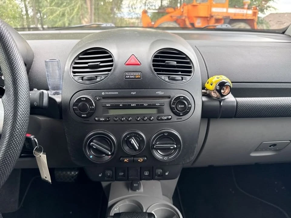 2005 Volkswagen New Beetle - Image 17 of 18