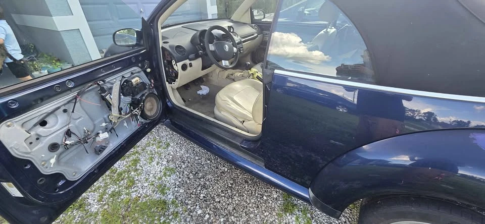 2005 Volkswagen New Beetle - Image 5 of 5