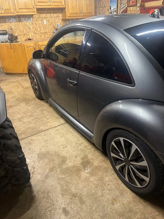 2005 Volkswagen New Beetle - Image 2 of 7