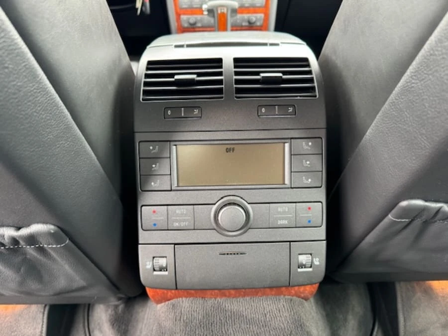 2005 Volkswagen Phaeton - Image 12 of 31