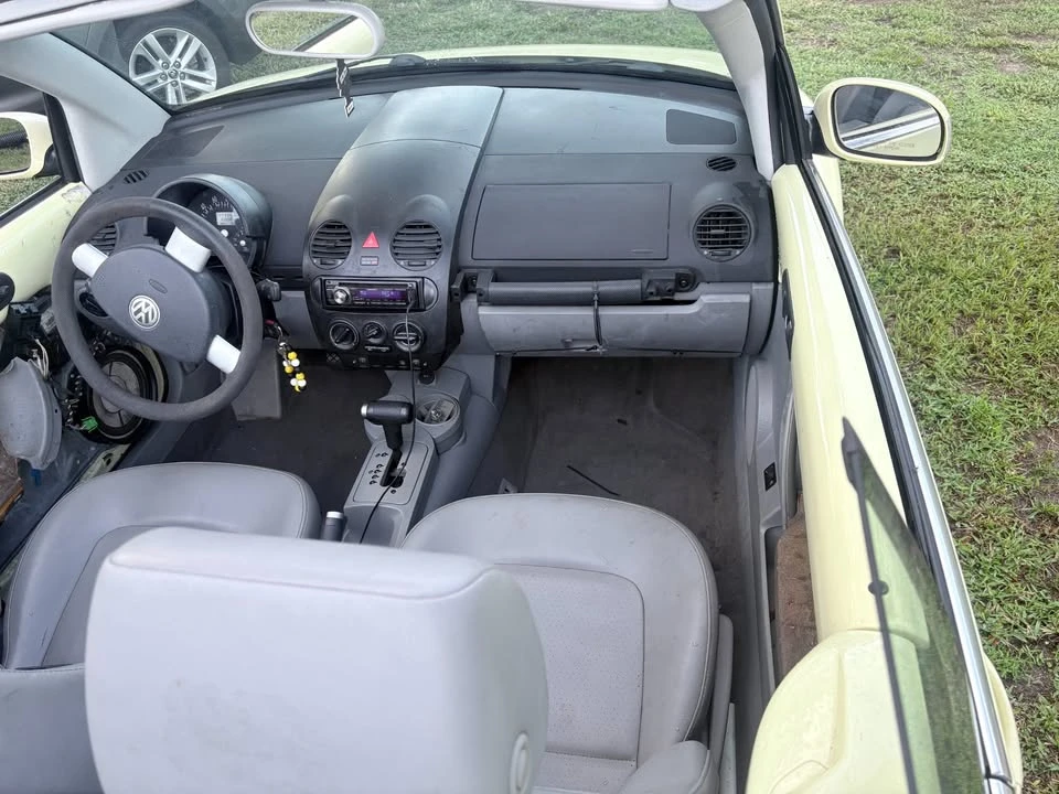 2005 Volkswagen New Beetle - Image 12 of 14