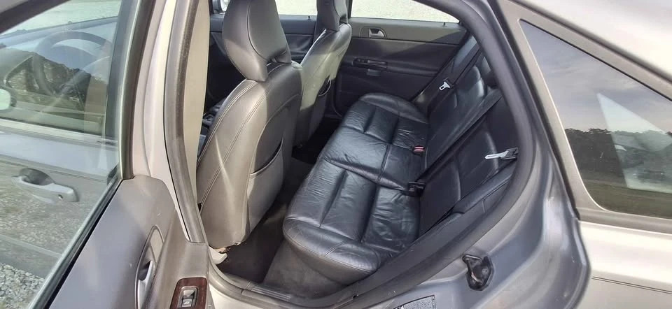 2005 Volvo 200 Series - Image 7 of 9