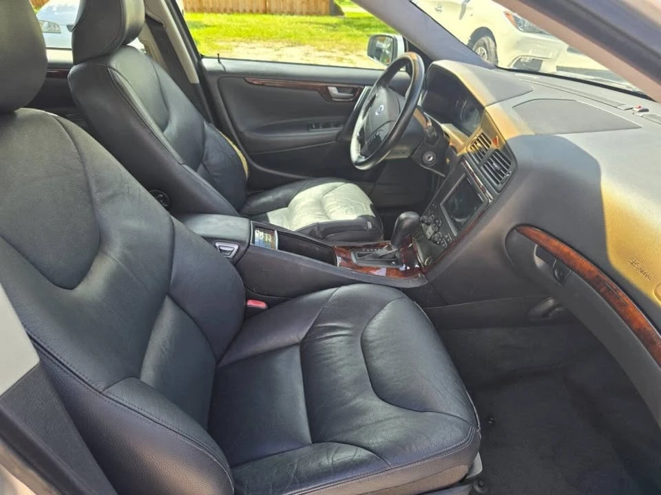 2005 Volvo V70 2nd Gen - Image 2 of 15