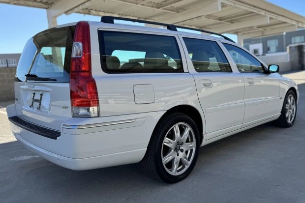 2005 Volvo V70 2nd Gen - Image 2 of 7