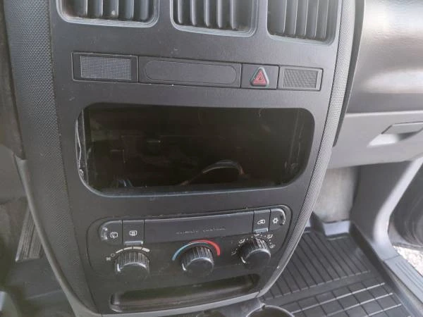 2005 Dodge Caravan - Image 8 of 10